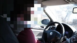 un baiat care e freaca pula uni tip de volan pana cand sperma va fi ejagulata pe vola