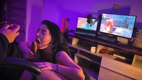 minha amiga me viu jogando e tentou me distrair pedindo pra eu comer ela e gozar no rostinho dela