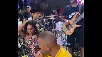 Gostosa dan&ccedil_ando samba!