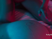 Лесбиянки лижут киски и делают массаж с маслом