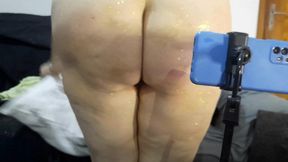 foi realmente inevitavel pra ele nao ficar de pau duro assim que viu a loirinha toda deliciosa ali com aquela calcinha fio dental enfiada pra dentro do cu.
