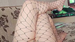 Lip gloss poppin'_, thighs throbbin'_