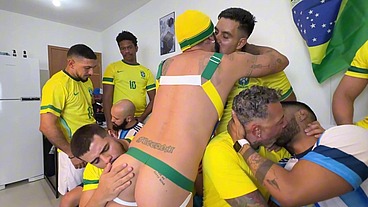 WALTER GUESS - PROFISSIONAIS FUDENDO PASIVOS- EM RITIMO DE COPA DO MUNDO - SEXO INTERRACIAL BRASIL