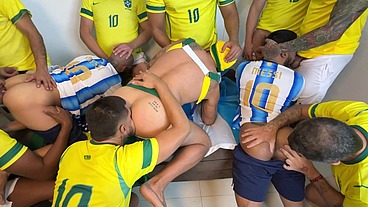 WALTER GUESS - PROFISSIONAIS FUDENDO PASIVOS- EM RITIMO DE COPA DO MUNDO - SEXO INTERRACIAL BRASIL