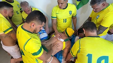 WALTER GUESS - PROFISSIONAIS FUDENDO PASIVOS- EM RITIMO DE COPA DO MUNDO - SEXO INTERRACIAL BRASIL
