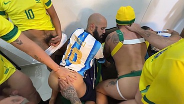 WALTER GUESS - PROFISSIONAIS FUDENDO PASIVOS- EM RITIMO DE COPA DO MUNDO - SEXO INTERRACIAL BRASIL