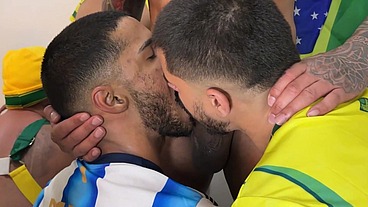 WALTER GUESS - PROFISSIONAIS FUDENDO PASIVOS- EM RITIMO DE COPA DO MUNDO - SEXO INTERRACIAL BRASIL