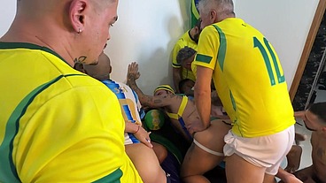 WALTER GUESS - PROFISSIONAIS FUDENDO PASIVOS- EM RITIMO DE COPA DO MUNDO - SEXO INTERRACIAL BRASIL