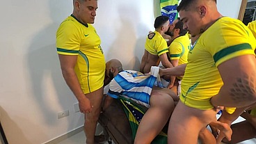 WALTER GUESS - PROFISSIONAIS FUDENDO PASIVOS- EM RITIMO DE COPA DO MUNDO - SEXO INTERRACIAL BRASIL