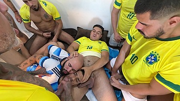 WALTER GUESS - PROFISSIONAIS FUDENDO PASIVOS- EM RITIMO DE COPA DO MUNDO - SEXO INTERRACIAL BRASIL