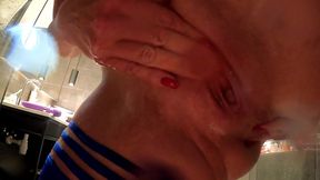 julia north squirts with a huge dildo in her ass