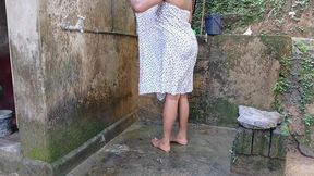 Playful Solo Bathing Adventure with Ashawindy - A Sri Lankan Delight! - අම්මෝ කැරි කද නන්ගි ගමේ ඉදන් ඇවිත් Lesbian Solo girl bathing fun SRI LANKAN LESBIAN