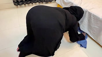 Arab Hot Maid Stuck When She Clean Under Bed - Big Ass Girl Wear Abaya Niqab &amp_ Panty