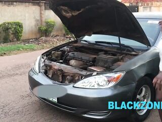Her car spoiled, so a stranger helped her