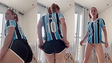 Dançando funk daquele jeito que vc gosta… sem calcinha!