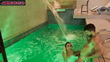Casal nadando pelados