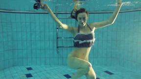 ”Blue dressed Duna Bultihalo with big tits in the pool”