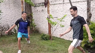 SURUBA COM OS COLEGAS PAUZUDOS DE PELADA.