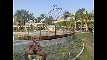 EXIBINDO O MEU DOTE EM VARIAS PRA&Ccedil_AS PULBLICAS