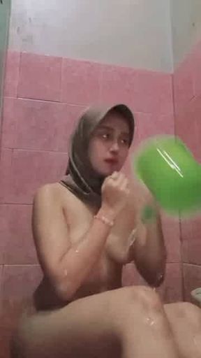 Temenin mamah hijab mandi omek