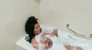 ¿Quieres bañarte conmigo? Mis suscriptores pueden ver el VIDEO COMPLETO GRATIS y comprobar lo que hago en una bañera. ¿Piensas que solo me daré un baño? 😈