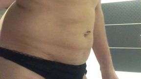 je me deshabille pour prendre mon bain