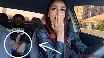 Safada motorista de aplicativo flagra passageiro se masturbando atr&aacute_s!