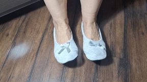 Deep toe wiggle in grey ballet flats 2 V