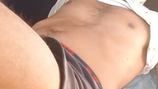 Một chàng trai Ấn Độ độc thân trong clip nghiệp dư tự sướng bằng ngón tay vào hậu môn cho đến khi đạt cực khoái.