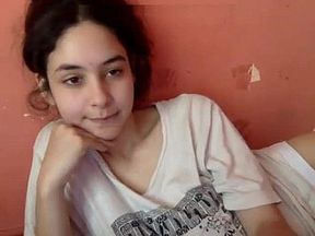 Nena se exhibe por webcam