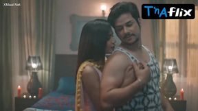 Palak Singh shows off her sexy moves in a matki dance