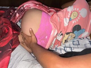 Me Toco Compartir Habitacion  Pero Por La Noche Empezo a Tocarme el Culo y a Meterme Guy