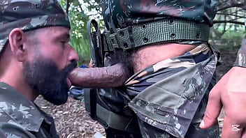 SARGENTO DO ROL&Atilde_O GROSSO PUNINDO SOLDADO COM ROLA