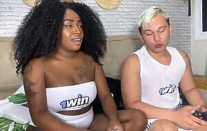 Minha vizinha safada perdeu no fut e teve que pagar aposta e ainda tirou a camisinha e sentou no
