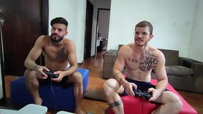 carmona e hisak jogando video game valendo o toba