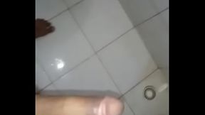 Novinho dotado na punheta