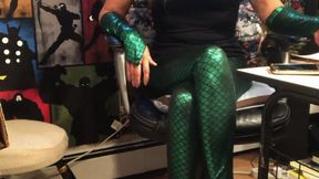 AQUA AARIEL KICKS OFF HER HEELS