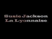 Susie Jackson nous fais un superbe essayage, une robe rouge sexy et un string et biensure du nue