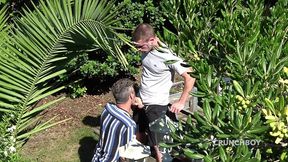 dimitri baise par le beau apolo adrii en exhib dans un jardin public