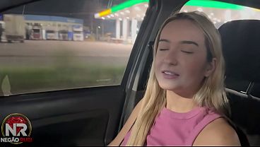 Essa Novinha n&atilde_o perdeu tempo caiu de boca no pau desse neg&atilde_o enquanto andava de carro pela cidade (VIDEO COMPLETO NO RED)