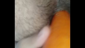 Se mete una zanahoria pensando que es una gran verga