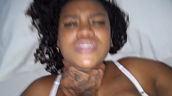 Levei a mulata gostosa para o motel, maltratei sua bucetinha, e acabei dando umas 4 leitadas nela, bareback. A danada ficou fraquinha de tanto que fiz ela gozar.