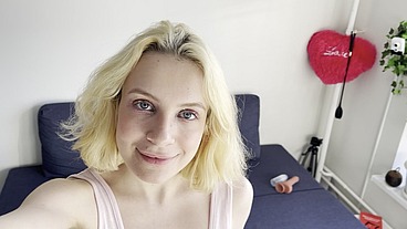 Girl solo masturbate and squirt