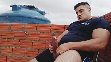 YURI GAÚCHO - PEDREIRO DOTADO MACETANDO A PICA NA LAJE - URSO GOZANDO COM A CACETA GROSSA - YURI GAÚCHO GOZANDO