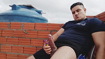 YURI GAÚCHO - PEDREIRO DOTADO MACETANDO A PICA NA LAJE - URSO GOZANDO COM A CACETA GROSSA - YURI GAÚCHO GOZANDO