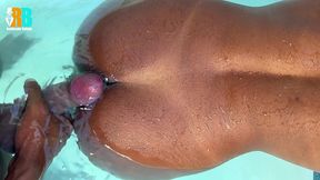realizador baiano fudendo casada na piscina sem camisinha no pelo. hotwife traindo marido corno amador