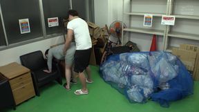 コミ集積場てタイトワンヒか透けすきてハンツか丸見え状態の奥さんと2人きりみかさん 28歳 4of5