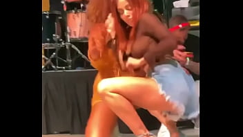 Anitta rebolando a bunda