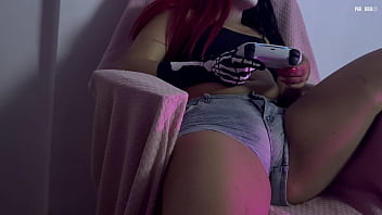 gotica masturbandose con un control que mas puedes pedir