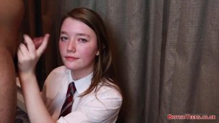 Brittisk skolflicka cosplayer älskar att suga massor av kuk